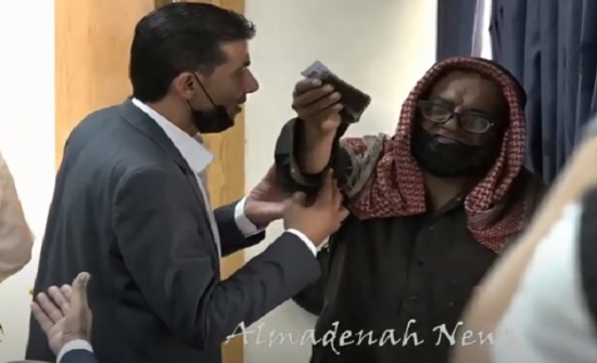 فيديو : مريض سرطان يفاجئ اجتماعا مغلقا يحضره وزير التربية ويطلب وظيفة لابنته فيديو : مريض سرطان يفاجئ اجتماعا مغلقا يحضره وزير التربية ويطلب وظيفة لابنته