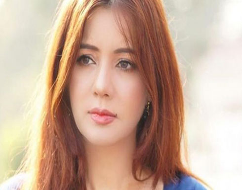 بالفيديو : بعد نشر صور عارية لها.. نجمة تؤدي العمرة وتعلن توبتها واعتزالها بالفيديو : بعد نشر صور عارية لها.. نجمة تؤدي العمرة وتعلن توبتها واعتزالها