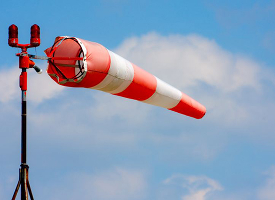 بالصور: ما سر اللون البرتقالي في مخروطي الهواء في المطارات؟