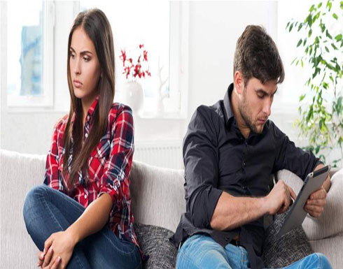 كيف تتصرفين إذا لاحظتِ أن شريككِ بدأ يفقد اهتمامه بك؟ كيف تتصرفين إذا لاحظتِ أن شريككِ بدأ يفقد اهتمامه بك؟