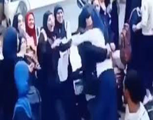 فيديو : شاب يحتضن حبيبته أمام مدرستها يثير غضب مستخدمي إنستجرام