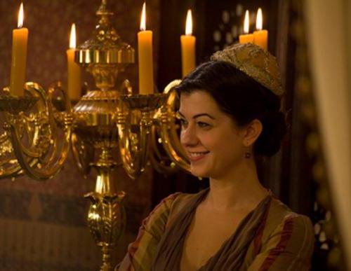 فريـال  :" دوري  في حريم السلطان مزيج بين الحقيقة والخيــال "  ( صـور )