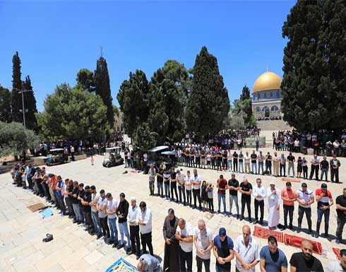 آلاف المصلين يؤدون صلاة الجمعة بالمسجد الأقصى وسط إجراءات إسرائيلية مشددة آلاف المصلين يؤدون صلاة الجمعة بالمسجد الأقصى وسط إجراءات إسرائيلية مشددة