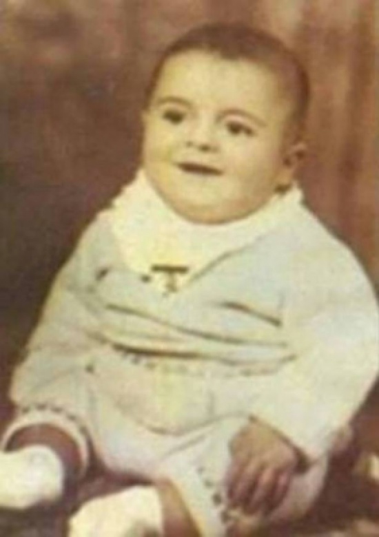 بالصور النادرة - خمّنوا هذا الطفل أي نجم عربي أصبح! بالصور النادرة - خمّنوا هذا الطفل أي نجم عربي أصبح!