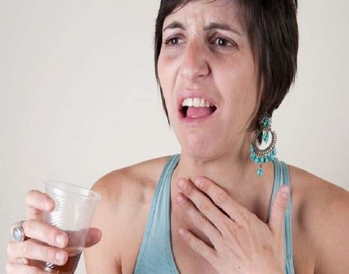 منشورات "جنونية" على فيسبوك تدفع الناس لشرب البول