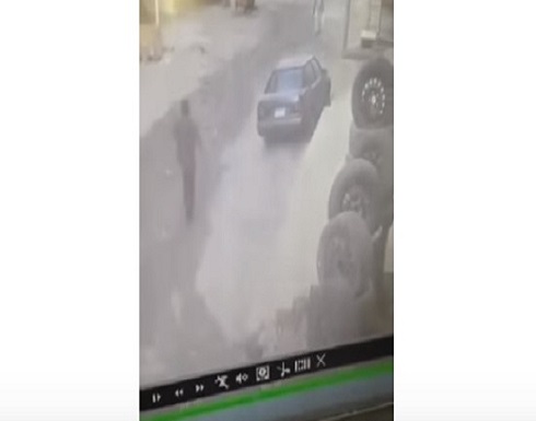 ظنّ أن زميله تسبب بفصله من العمل.. فذبحه (فيديو) ظنّ أن زميله تسبب بفصله من العمل.. فذبحه (فيديو)