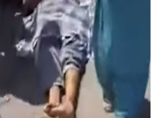 فيديو بشع لما بعد الكارثة.. جثث وأشلاء أفغان سقطوا من الطائرة فيديو بشع لما بعد الكارثة.. جثث وأشلاء أفغان سقطوا من الطائرة