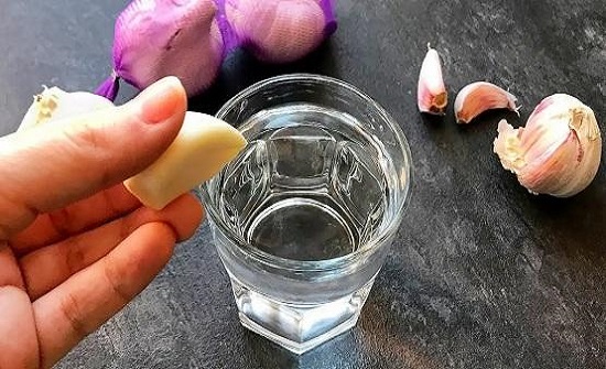 فوائد ماء الثوم المنقوع لن تصدقها فوائد ماء الثوم المنقوع لن تصدقها