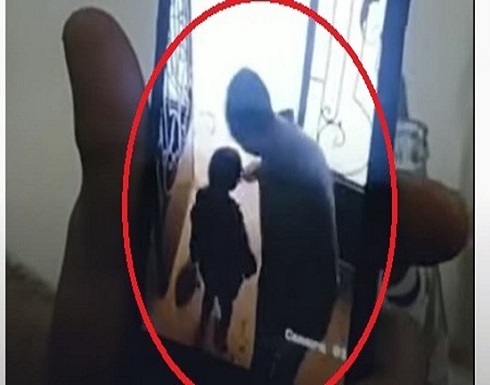 حادثة المعادي تتكرر.. شاهد أربعينياً يتحرش بطفلة في مصر حادثة المعادي تتكرر.. شاهد أربعينياً يتحرش بطفلة في مصر