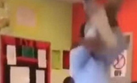 شاهد.. كيف تعامل معلم مع طالب حاول الاعتداء عليه شاهد.. كيف تعامل معلم مع طالب حاول الاعتداء عليه