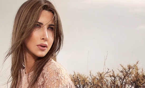 نانسي عجرم مع زوجها وابنتيْها في الكنيسة نانسي عجرم مع زوجها وابنتيْها في الكنيسة