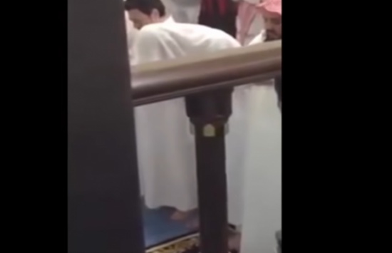 بالفيديو.. جن يتسبب في إسقاط رجل خلال الصلاة بالفيديو.. جن يتسبب في إسقاط رجل خلال الصلاة