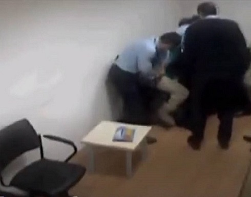 بالفيديو : اعتداء 4 ضباط أتراك تسبب بوفاة أميركية في مطار اسطنبول بالفيديو : اعتداء 4 ضباط أتراك تسبب بوفاة أميركية في مطار اسطنبول