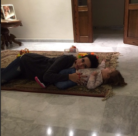 صورة معّبرة جداً لنادين نجيم وابنتها..