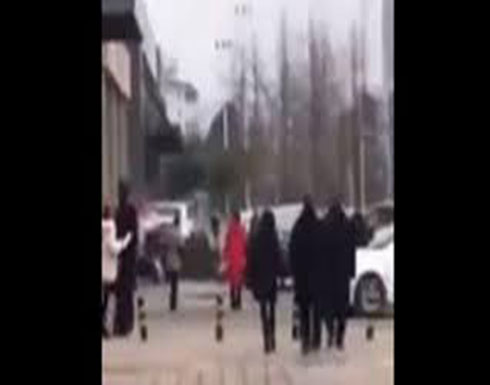 سقطة مروعة لرجل بعد تعلقه بديكور مبنى (فيديو) سقطة مروعة لرجل بعد تعلقه بديكور مبنى (فيديو)