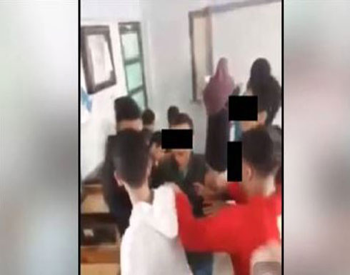 بالفيديو: رقص طلاب خلف معلمة داخل فصل دراسي يثير جدلًا في مصر بالفيديو: رقص طلاب خلف معلمة داخل فصل دراسي يثير جدلًا في مصر