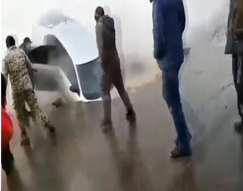 شاهد . . لحظة سقوط سيارة في حفرة كبيرة تخرج منها المياه ( فيديو ) شاهد . . لحظة سقوط سيارة في حفرة كبيرة تخرج منها المياه ( فيديو )