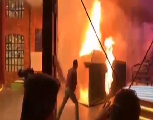 اندلاع حريق في استديو قناة إيرانية أثناء تسجيل مسابقة (فيديو) اندلاع حريق في استديو قناة إيرانية أثناء تسجيل مسابقة (فيديو)