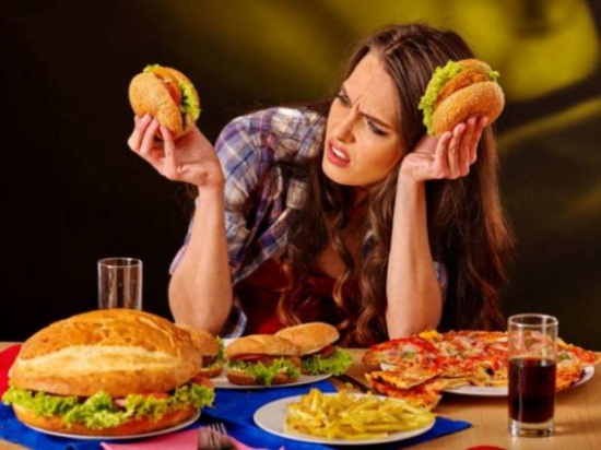 هل تأكل أكثر عندما تكتئب؟.. واجه مشاكل الحمية بـ 5 طرق مبتكرة هل تأكل أكثر عندما تكتئب؟.. واجه مشاكل الحمية بـ 5 طرق مبتكرة