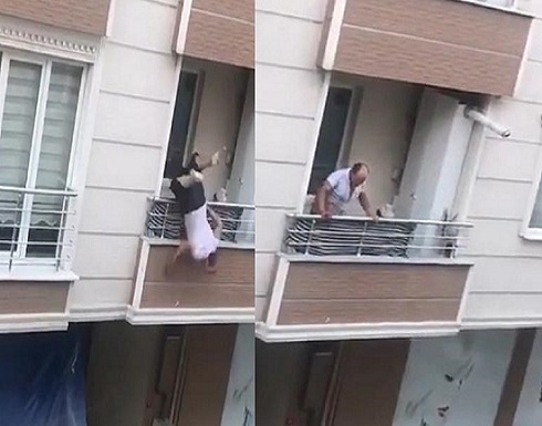 بالفيديو..سقوط مروع لتركي من شرفة منزله أثناء إلقاءه أغراض طليقته بالفيديو..سقوط مروع لتركي من شرفة منزله أثناء إلقاءه أغراض طليقته