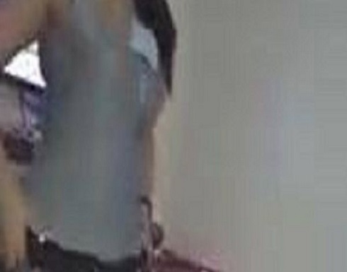 فتاة تونسية بسكين تحاول تشويه جزء حساس من جسدها امام مركز امن فتاة تونسية بسكين تحاول تشويه جزء حساس من جسدها امام مركز امن