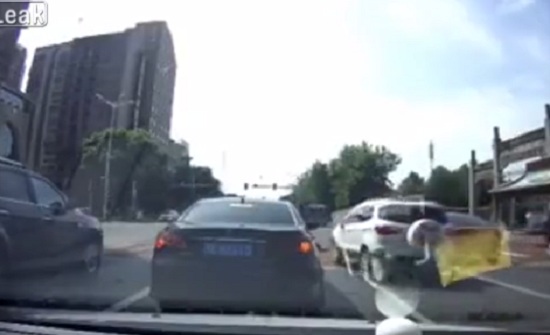 لحظة دهس طفل أثناء عبوره الطريق (فيديو) لحظة دهس طفل أثناء عبوره الطريق (فيديو)