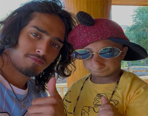 بالفيديو: لحظات مؤثرة من جنازة عزيز الأحمد وانهيار يزن الأسمر أثناء دفنه بالفيديو: لحظات مؤثرة من جنازة عزيز الأحمد وانهيار يزن الأسمر أثناء دفنه
