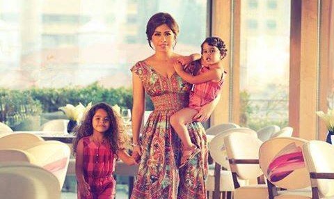 شيرين وأحدث صورة مع ابنتيها شيرين وأحدث صورة مع ابنتيها
