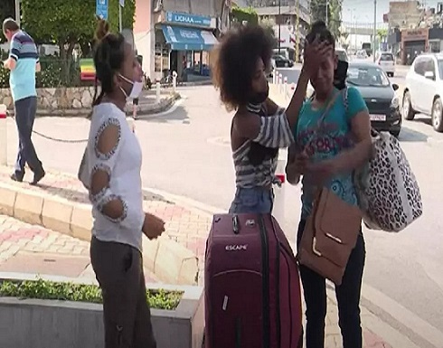 فيديو : لبنانية تلقي خادمتها وكيس ملابسها في الشارع فيديو : لبنانية تلقي خادمتها وكيس ملابسها في الشارع
