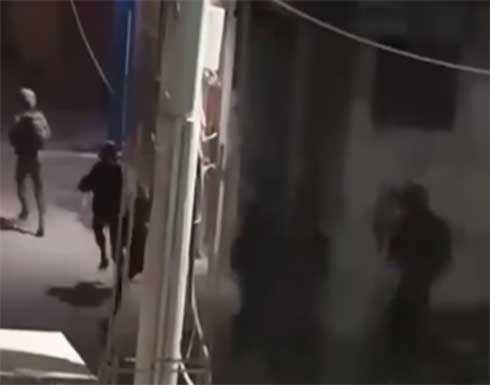 سقوط جندي من الاحتلال أثناء هروبه في مخيم العروب بالخليل .. بالفيديو سقوط جندي من الاحتلال أثناء هروبه في مخيم العروب بالخليل .. بالفيديو