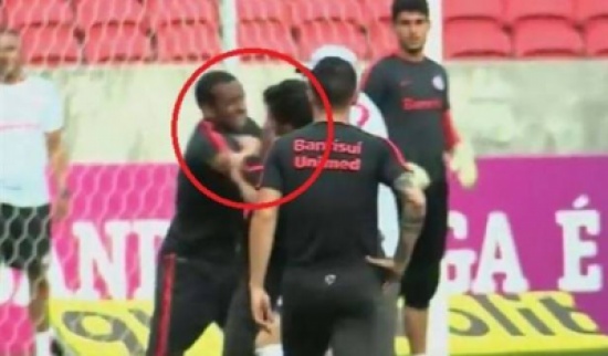 بالفيديو.. لاعب برازيلي يوجه لكمة قوية لزميله في التدريبات بالفيديو.. لاعب برازيلي يوجه لكمة قوية لزميله في التدريبات