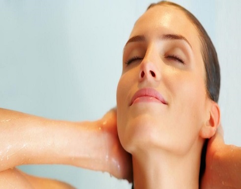 5 أخطاء ترتكبينها عند غسل شعرك 5 أخطاء ترتكبينها عند غسل شعرك