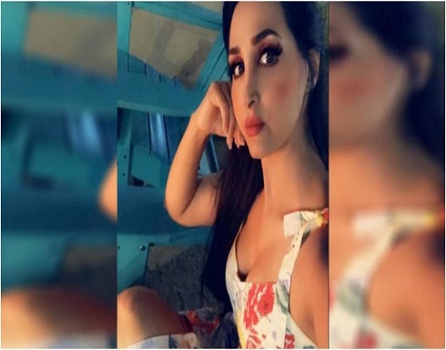 هند القحطاني تُشعل الجدل بحركة "خادشة" للحياء (فيديو) هند القحطاني تُشعل الجدل بحركة "خادشة" للحياء (فيديو)
