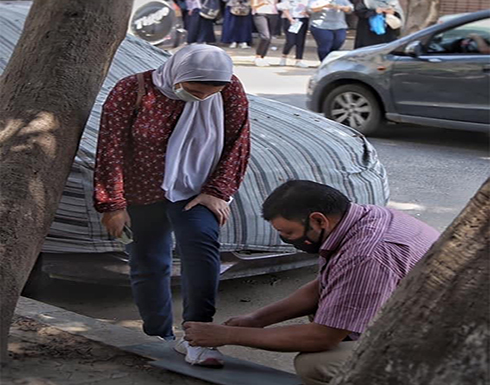 ينحني ليربط حذاء ابنته فتلهب صورته مواقع التواصل.. الأب يروي ينحني ليربط حذاء ابنته فتلهب صورته مواقع التواصل.. الأب يروي