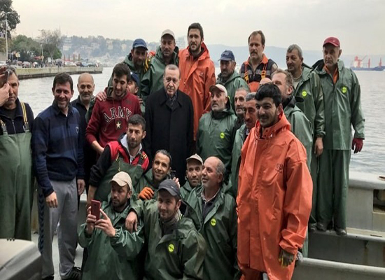بالصور.. أردوغان يقوم برحلة مع صيادي إسطنبول بالصور.. أردوغان يقوم برحلة مع صيادي إسطنبول