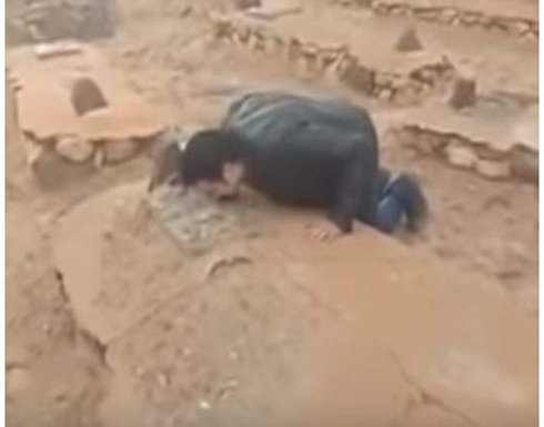 فيديو مؤثر : لحظة عثور الفنان ربيع القاطي على قبر والده بعد 38 عامًا من البحث فيديو مؤثر : لحظة عثور الفنان ربيع القاطي على قبر والده بعد 38 عامًا من البحث