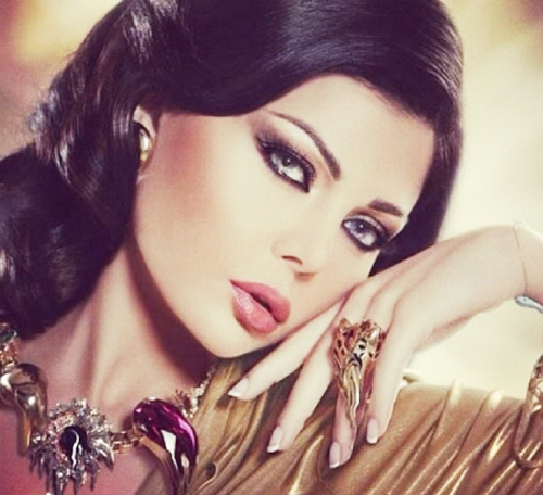 غرابة إكسسوارات الفنانة هيفاء وهبي   (صور)