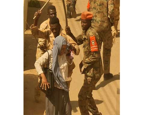 شاهد : جنود يعتدون بالضرب على المتظاهرين السودانيين في الخرطوم شاهد : جنود يعتدون بالضرب على المتظاهرين السودانيين في الخرطوم