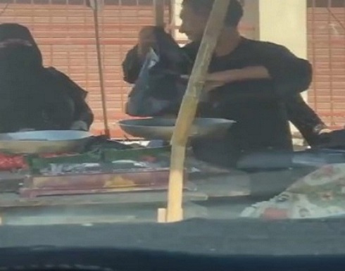 شاهد.. بائع خضار يثير الجدل بالغش في الميزان خلال البيع لزبائنه في مصر شاهد.. بائع خضار يثير الجدل بالغش في الميزان خلال البيع لزبائنه في مصر