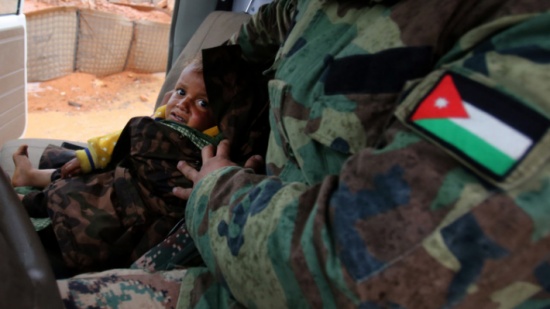 لمن هذا الطفل الأشقر عند الساتر الترابي؟