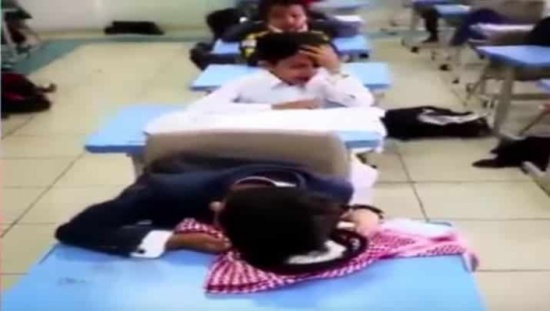 بالفيديو: بكاء طلاب داخل أحد الفصول الدراسية يثير جدلا واسعا على مواقع التواصل! بالفيديو: بكاء طلاب داخل أحد الفصول الدراسية يثير جدلا واسعا على مواقع التواصل!
