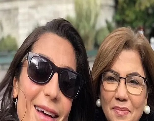 كلماتي عاجزة.. معلقة شهيرة تفاجأ بموت أمها على الهواء كلماتي عاجزة.. معلقة شهيرة تفاجأ بموت أمها على الهواء