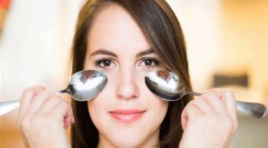 الملعقة المثلجة سلاحك لمحاربة الهالات السوداء الملعقة المثلجة سلاحك لمحاربة الهالات السوداء