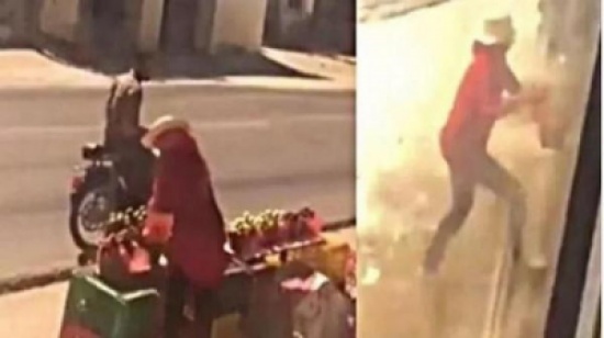 شاهد.. سائق يوقف القطار ليشتري الخوخ في تونس شاهد.. سائق يوقف القطار ليشتري الخوخ في تونس