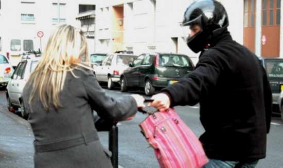 لو سرقت حقيبتك في الشارع ماذا تفعلين؟.. طريقة بسيطة تحمين بها نفسك لو سرقت حقيبتك في الشارع ماذا تفعلين؟.. طريقة بسيطة تحمين بها نفسك