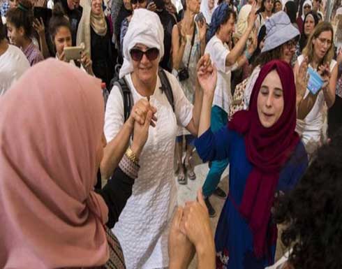 آلاف النساء الفلسطينيات والإسرائيليات يشاركن بمسيرة من اجل السلام آلاف النساء الفلسطينيات والإسرائيليات يشاركن بمسيرة من اجل السلام
