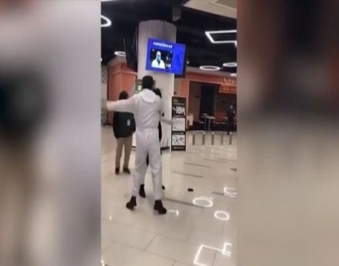 فيديو .. أحد العاملين في مستشفى بالصين يصفع امرأة "رفضت فحص درجة حرارتها" فيديو .. أحد العاملين في مستشفى بالصين يصفع امرأة "رفضت فحص درجة حرارتها"