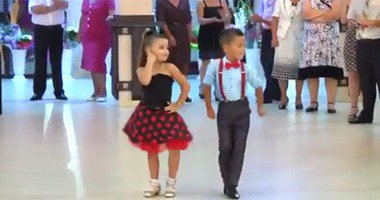 بالفيديو.. طفلان 6 سنوات يبهران الجميع بالرقص