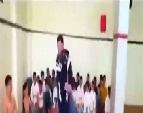 مشاهد عنيفة لأستاذ مع تلامذته الصغار تثير الغضب (فيديو) مشاهد عنيفة لأستاذ مع تلامذته الصغار تثير الغضب (فيديو)