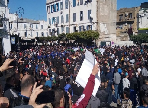 فيديو : الجزائر.. آلاف المتظاهرين احتجاجاً على ترشح بوتفليقة فيديو : الجزائر.. آلاف المتظاهرين احتجاجاً على ترشح بوتفليقة